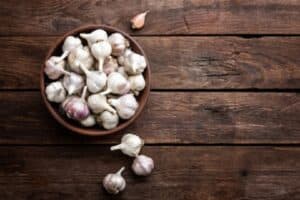 Garlic 2రెండు వెల్లుల్లి రెమ్మలు తో ఆరోగ్య ప్రయోజనాలు, లైంగిక శక్తి కొరకు తప్పక అవసరం