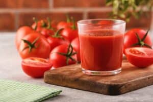 tomato juice 1 Skin Care: 40 ఏళ్ల తర్వాత కూడా అందంగా, యవ్వనంగా కనిపించాలన్నదే మీ లక్ష్యం అయితే వీటిని తినండి..